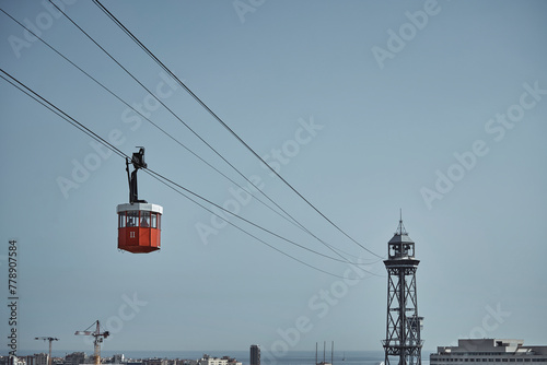 Funicular o teleférico para transporte de personas de la montaña al puerto en la ciudad de Barcelona.