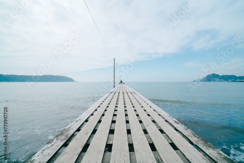 海に浮かぶ原岡桟橋