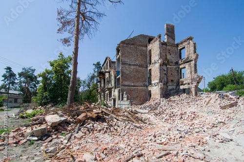 Zniszczone przez działania wojenne budynki w Donbasie na Ukrainie