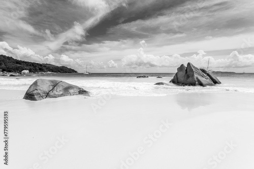 Rochers sur plage d’Anse Lazio, Praslin, Seychelles 
