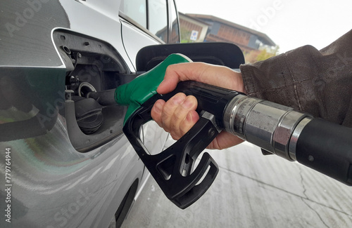 Fare rifornimento di carburante alla stazione di servizio per la propria automobile