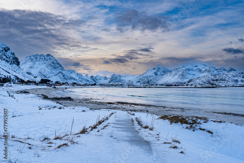 Weg der zum Strand von Ramberg führt, Winter auf den Lofoten, Gebirge trifft auf Meer