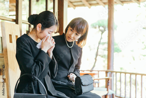 お葬式で泣く喪服を着た遺族の日本人女性 
