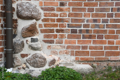 Ziegelmauer mit Findlingen und Granitsteinen