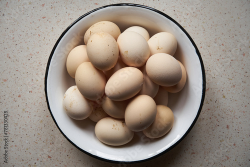 kurze jaja w misce