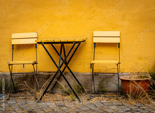 Gula stolar och bord i Jakriborg