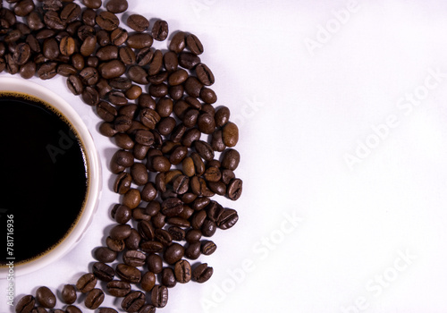 Filiżanka z pyszną kawą udekorowana ziarnami kawy