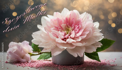 kartka lub baner z życzeniami szczęśliwego Dnia Matki w kolorze różowym z różowym kwiatkiem pod spodem w doniczce i drugim umieszczonym na ziemi na szaro-złotym tle z kółkami z efektem bokeh