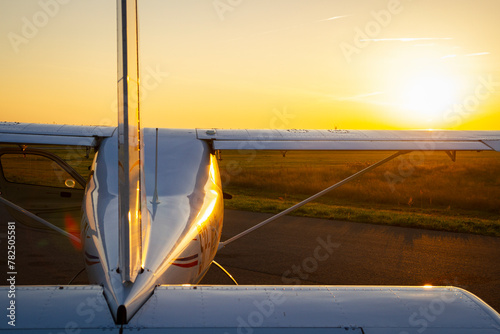 Plane on the sunset background | Samolot na tle zachodzącego słońca