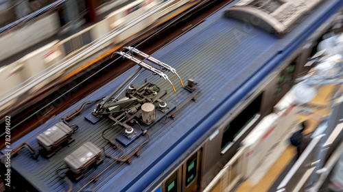 走行する電車のパンタグラフ