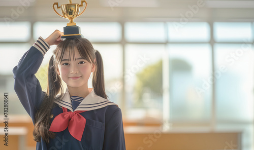 コンテストで優秀な成績を納め受賞したトロフィーを自慢気に掲げる女の子