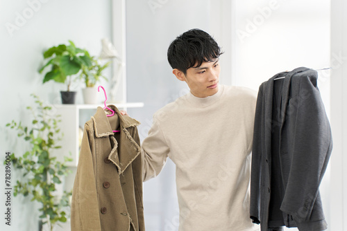 服の整理をする男性
