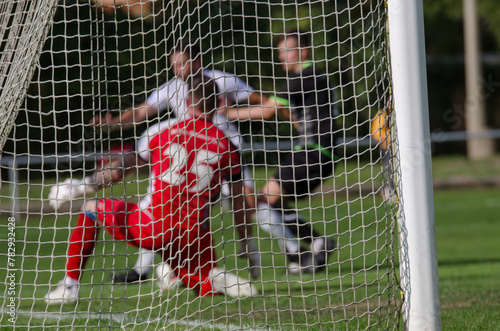 Fußball Torwart wehrt Angriff ab Symbolbild