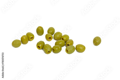 Zielone drÿlowane oliwki leżą na białym tle