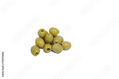 Zielone całe oliwki bez pestek leżą izolowane na białym tle