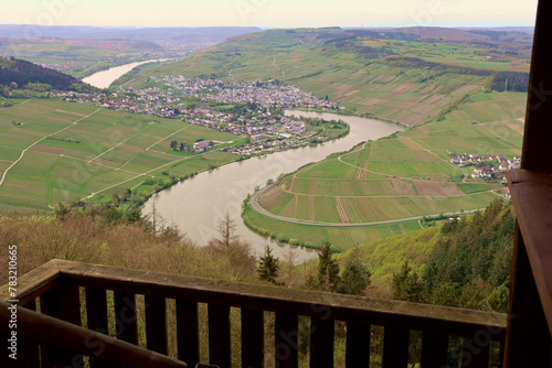 Die Orte Mehring (links) und Pölich (rechts) an der Mosel. Aussicht vom Aussichtsturm "Fünf-Seen-Blick" auf dem Premium-Wanderweg Moselsteig Seitensprung Mehringer Schweiz. 