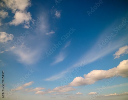 Blauer Himmel mit ein paar weißen Wolken als Hintergrund