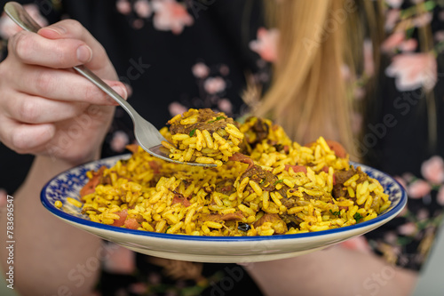 Ryż basmati curry, gotowe danie na talerzu