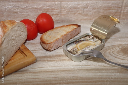 lata sardinas pequeñas con limon pan tostado tomate 