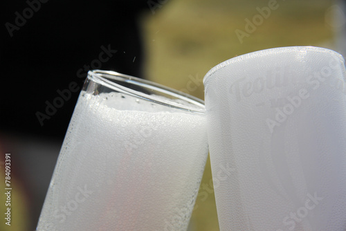 Copas de cristal con bebida espumosa color blanco.