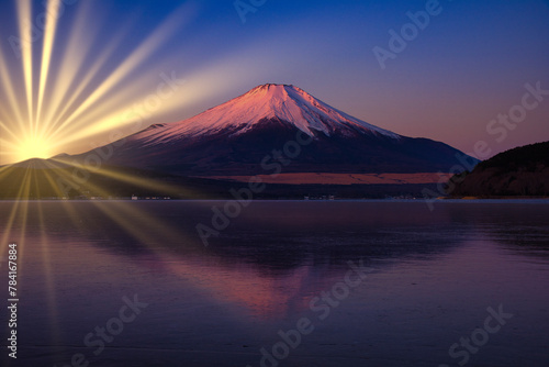 富士山に光放つ太陽光線合成