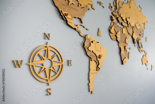 Kompas. Północ, południe, wschód, zachód. Mapa świata 3D
