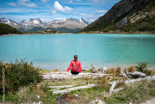 Mujer disfrutando de las vistas de la Laguna Esmeralda, en Ushuaia, Patagonia Argentina 