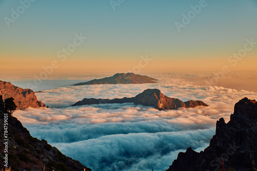 Montagne dans les nuages