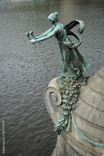 Die Siegesgöttin Victoria aus Bronze mit Grünspan auf der im Jugendstil gehaltenen Czech Brücke über die Moldau an der Altstadt von Prag in Tschechien