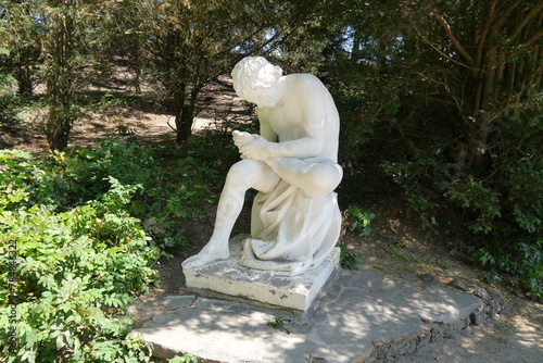 Skulptur Dorn im Fuß im romantischen Wörlitzer Park von Wörlitz Landschaftspark im Dessau-Wörlitzer Gartenreich