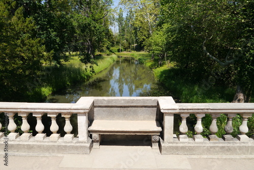 Balustrade einer Brücke im Wörlitzer Park im Dessau Wörlitzer Gartenreich