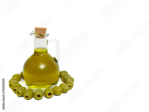 Oliwa z oliwek w szklanej karafce, obok zielone oliwki na białym tle z miejscem na tekst