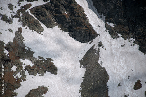 Roztopy śniegu w górach i znikające trasy narciarskie.