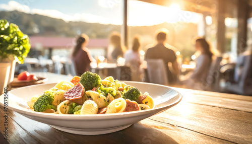 Orecchiette mit Brokkoli und Salsiccia, im Hintergrund ein Restaurant mit Gästen 
