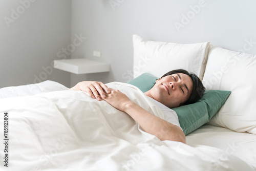 寝室で良質な睡眠・熟睡・快眠する男性（睡眠・眠る・昼寝） 