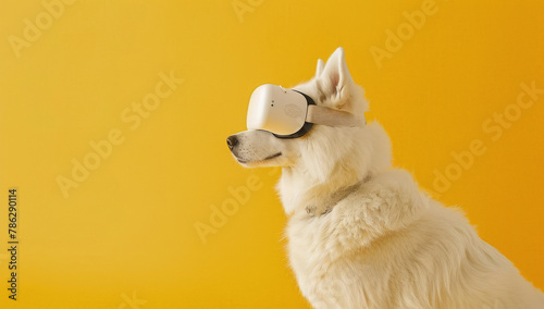 Adorable perro husky siberiano blanco de perfil con gafas de realidad virtual sobre fondo amarillo con espacio vacio