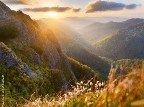 Górska dolina podczas wschodu słońca. Naturalny krajobraz lato na Słowacji