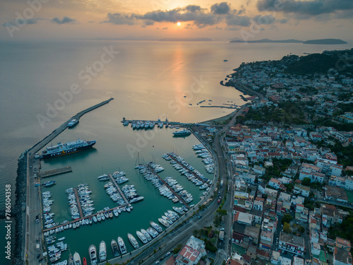 Vista aerea di un'alba al porto di Casamicciola ad Ischia. Un isola a Napoli