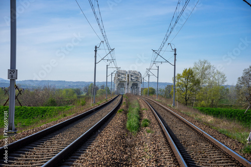 01.05.2024 - Przylasek Rusiecki. Kraków. Polska. Piękna słoneczna aura która sprzyja odpoczynkowi. Tory kolejowe prowadzące na wiadukt.