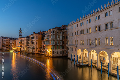 Blaue Stunde in Venedig (Italien), Langzeitaufnahme des Canal Grande, Blick von Brücke auf beleuchtete Häuser entlang des Canal Grande