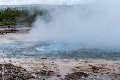 Geysir Strokkur in Island nach dem Ausbruch, Blick auf Loch, Naturwunder in Europa