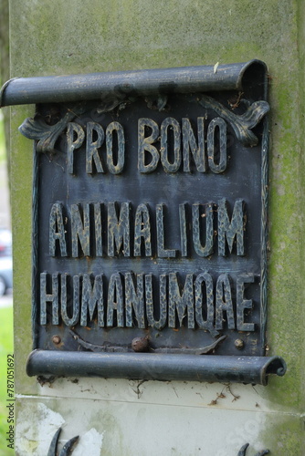 Łaciński Pomnik Pro Bono Animalium Humanumoae. Kortowo Wydział Bioinżynierii Zwierząt. Olsztyn.