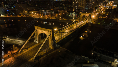 widok w nocy na most w miescie
