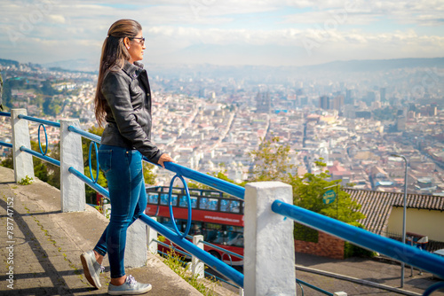 Hermosa mujer latina, con chaqueta de cuero en Quito