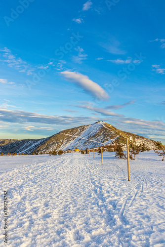 Karkonosze w zimowej odsłonie z widokiem na Śnieżkę w słoneczny dzień