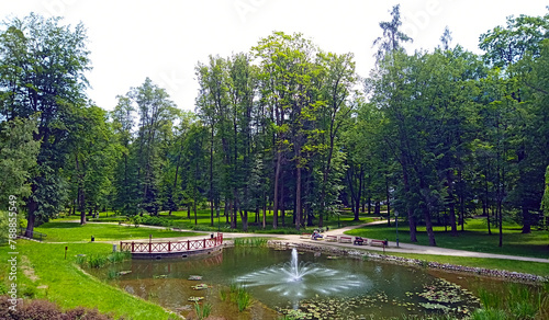 Park Dolny w Szczawnicy, Szczawnica to malownicze miasteczko uzdrowiskowe położone w Pieninach. Czerwiec 2023