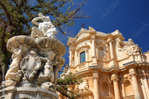 Fontana d'Ercole (Fountain of Hercules, dating from 1757) with San Domenico church in the background, Noto, Syracuse, Sicily, Italy