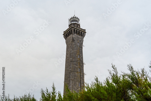 Le phare d'Eckmühl, majestueux sur la pointe de Saint-Pierre à Penmarc'h, incarne la robustesse et la beauté des côtes du Finistère en France