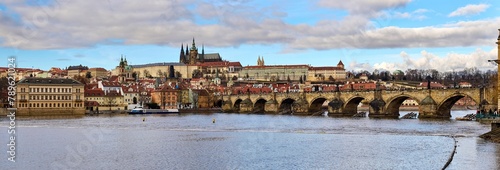 Panorama Pragi. Most Karola w Pradze - Karlův most Praga, Katedra św. Wita ( Katedrála Sv. Víta ) Zamek na Hradczanach - Pražský hrad
