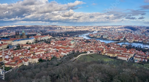 Panorama Pragi. Katedra św. Wita - Katedrála Sv. Víta; Zamek na Hradczanach - Pražský hrad; Most Karola w Pradze - Karlův most; Praga, Czechy